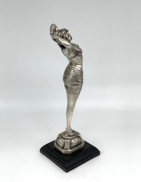 Скульптура «Девушка»