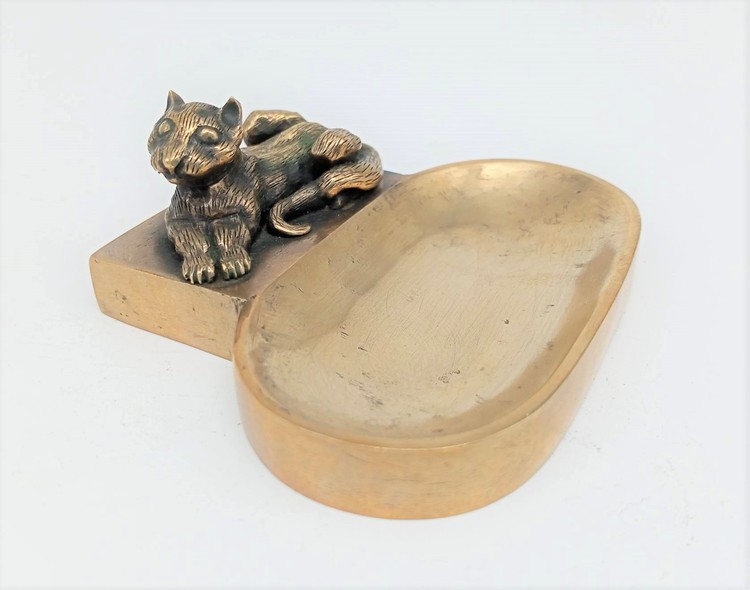 Bronze stand for rings
