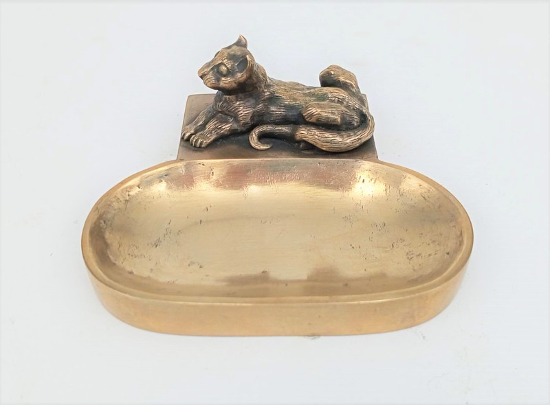 Bronze stand for rings