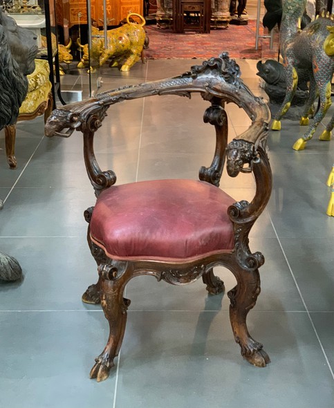 Угловое антикварное кресло