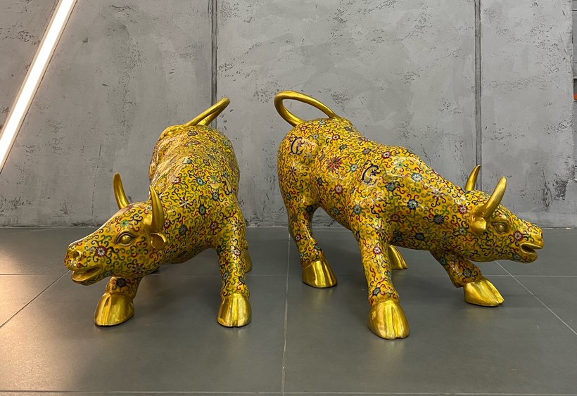 Antique sculptures "Attacking bulls" cloisonne, China