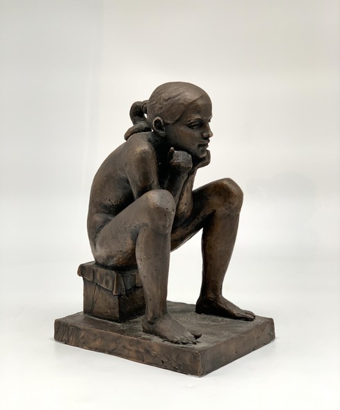 Скульптура «Сидящая девушка»
