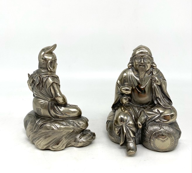 Sculptures of the gods Ebisu and Daikoku