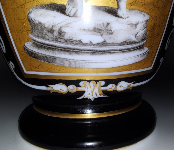 Антикварная ваза Baccarat, опаловое стекло