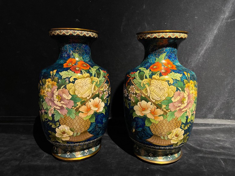 Антикварные парные китайские вазы.