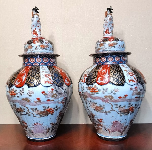 Pair of porcelain "ginger" vases in the Japanese style