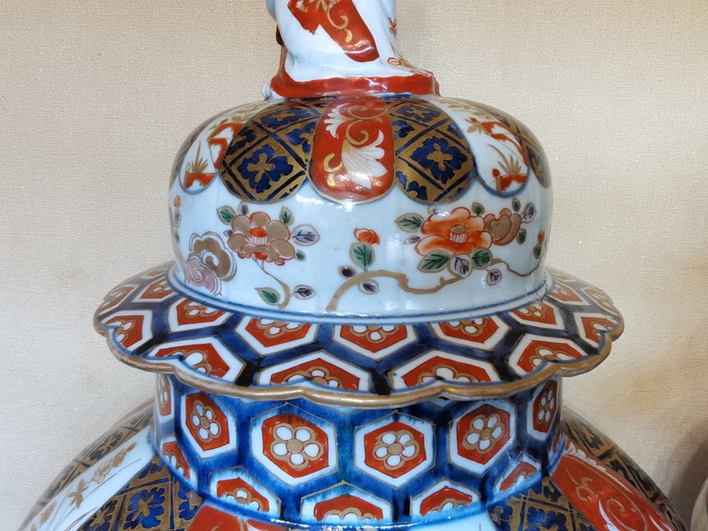 Pair of porcelain "ginger" vases in the Japanese style