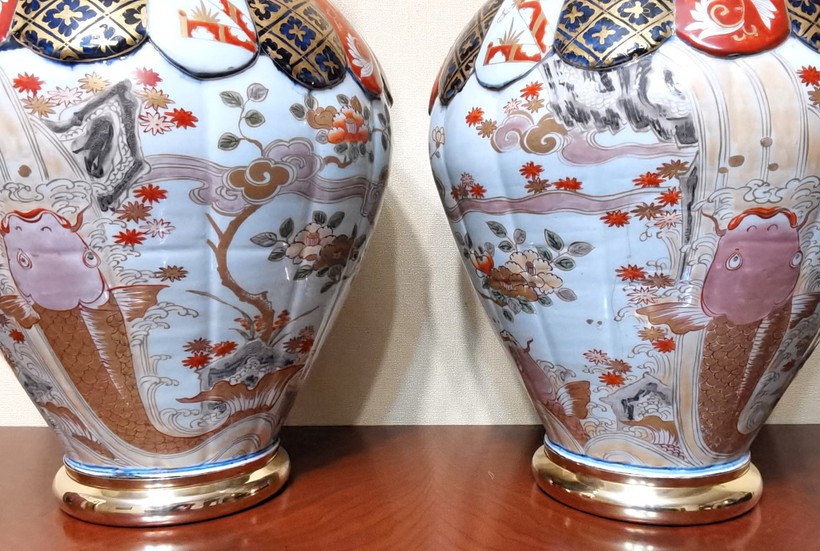 Pair of porcelain "ginger" vases in the Japanese style