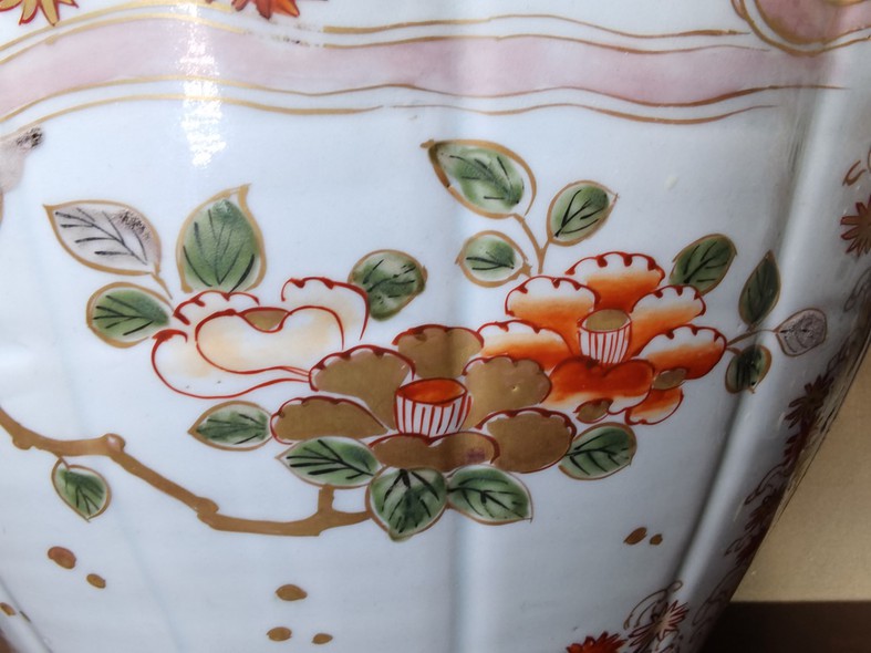 Pair of porcelain "ginger" vases in the Japanese style