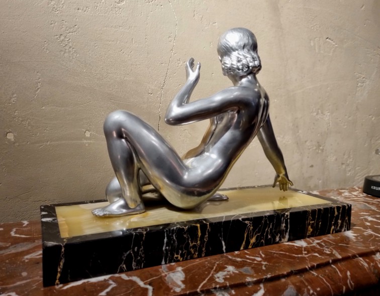 Антикварная скульптура «Девушка в купальнике»