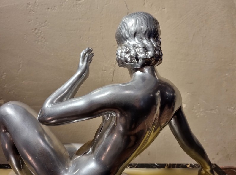 Антикварная скульптура «Девушка в купальнике»