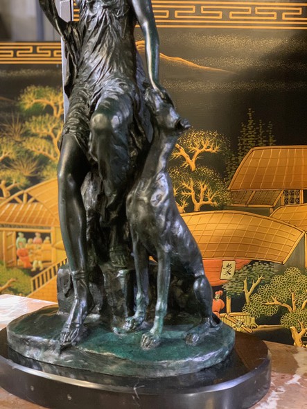 Антикварная скульптура «Диана с собакой»