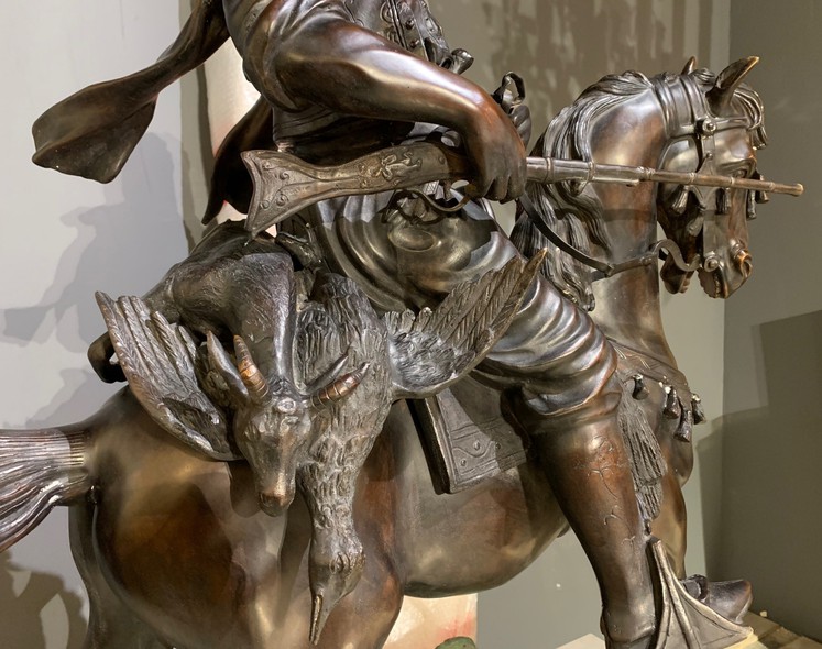 Большая скульптура на пьедестале «Охотник с добычей»