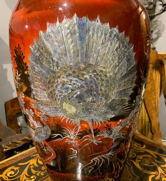 Винтажная ваза с изображением павлина