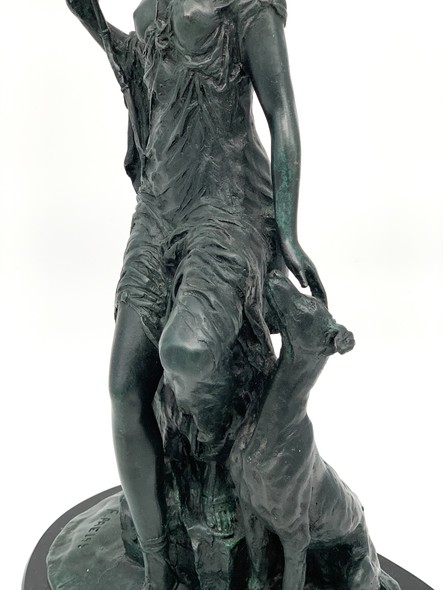 Антикварная скульптура «Диана с собакой»