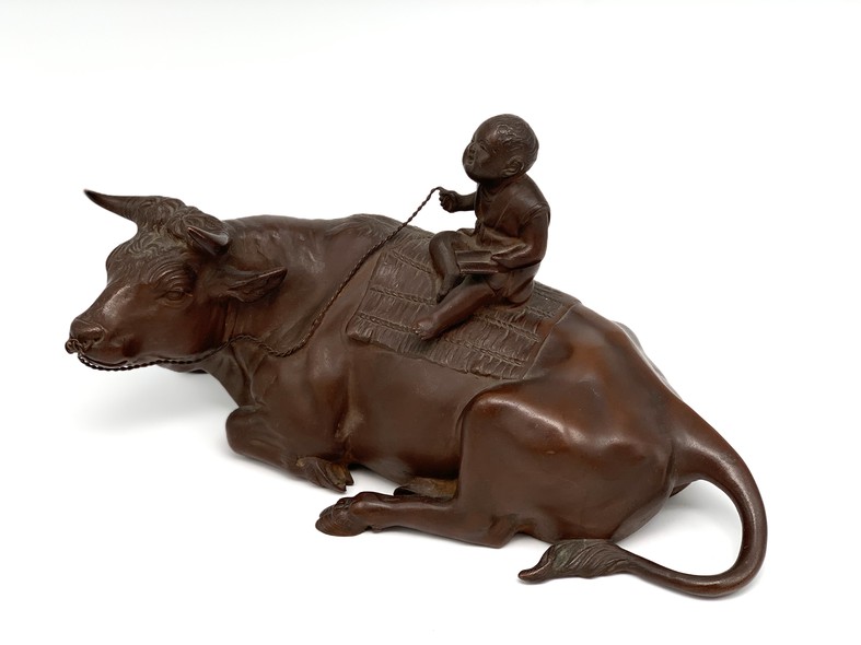 Антикварная скульптура «Мальчик на буйволе»