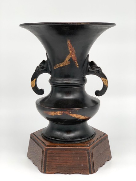 Decorative vessel with handles from the Edo period