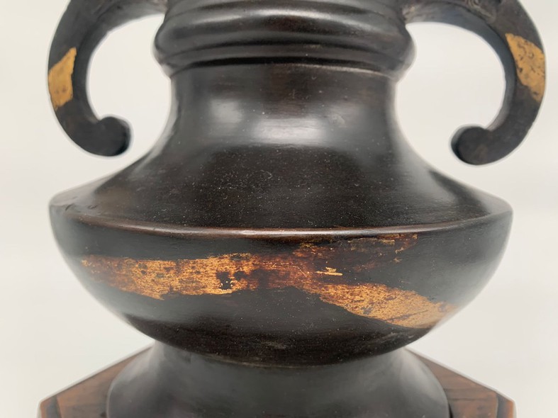 Decorative vessel with handles from the Edo period
