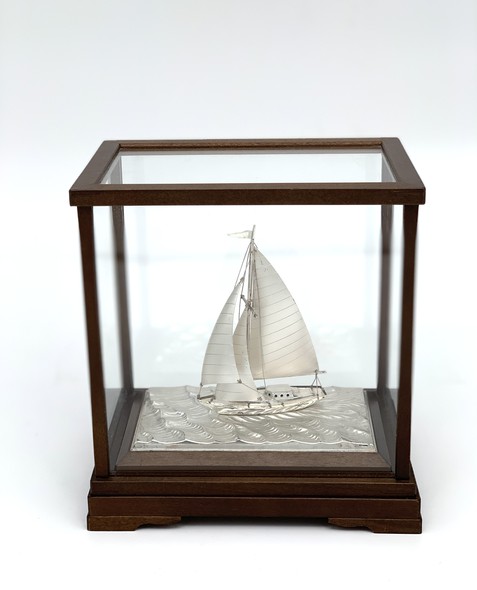 Модель парусной яхты в стеклянном футляре