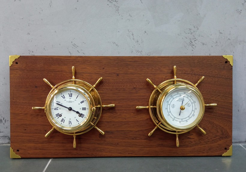 Ship's chronograph with barometer
