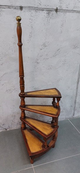 Антикварная лестница-ступеньки для библиотеки