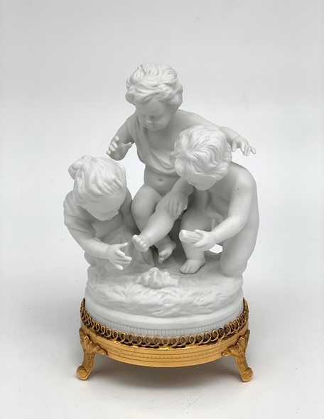 Antique sculpture "playing children"