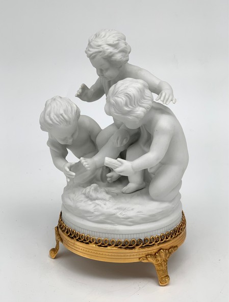 Антикварная скульптура "Играющие дети"