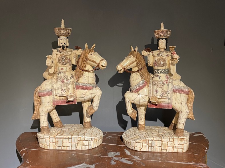Antique pair sculptures