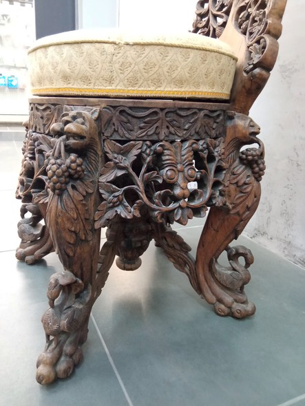 Антикварный трон-стул