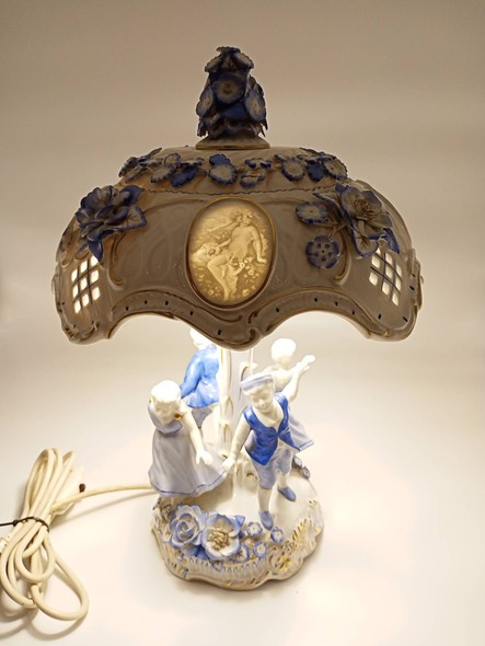 Lamp with lithophanes
