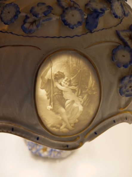 Lamp with lithophanes