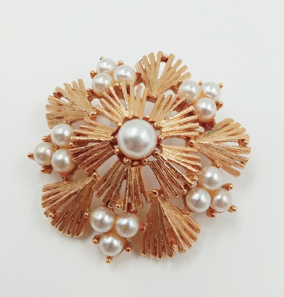 Vintage brooch "Star with pearls"