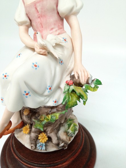 Антикварная статуэтка "Девушка", Capodimonte, Benacchio