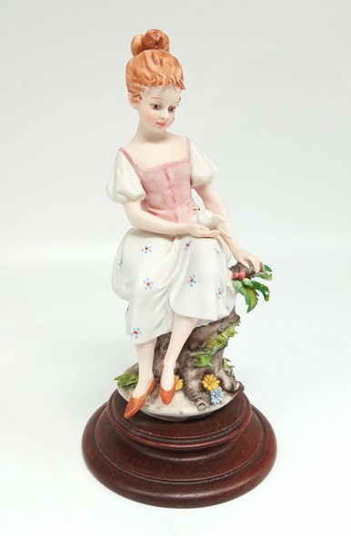 Антикварная статуэтка "Девушка", Capodimonte, Benacchio
