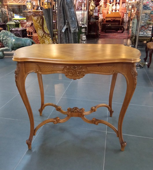 Antique french table