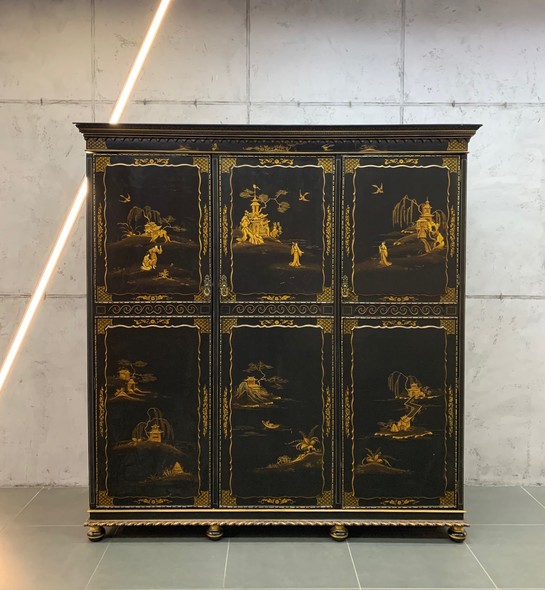 Antique chinoiserie cabinet