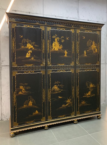 Antique chinoiserie cabinet