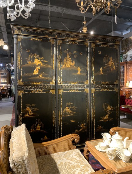 Antique chinoiserie cabinet