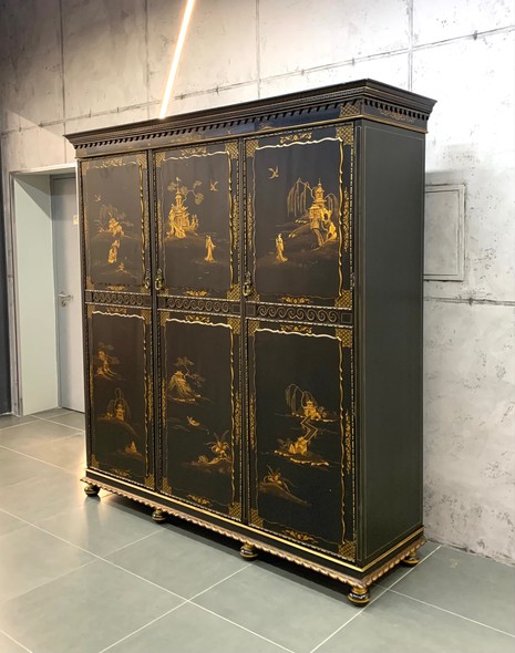 Antique chinoiserie cabinet