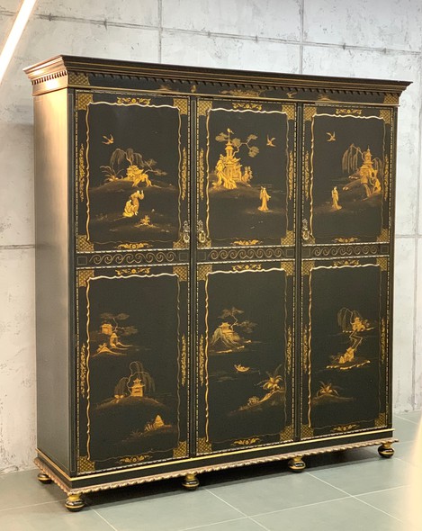 Antique chinoiserie cabinet