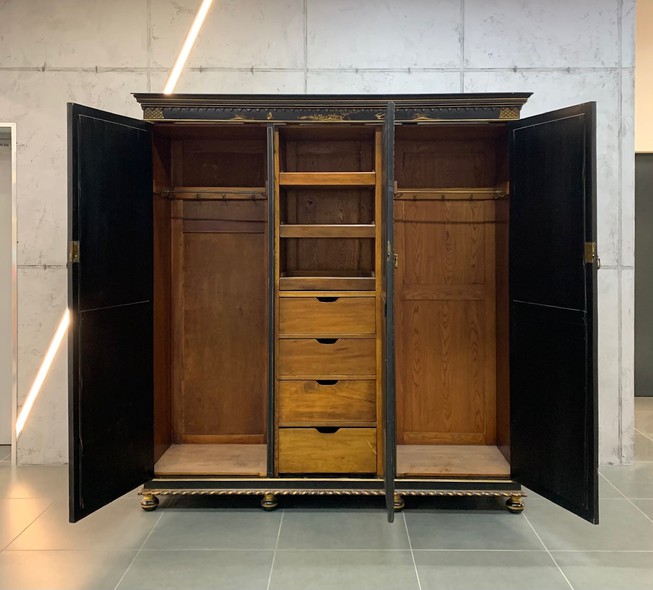 Antique chinoiserie cabinet