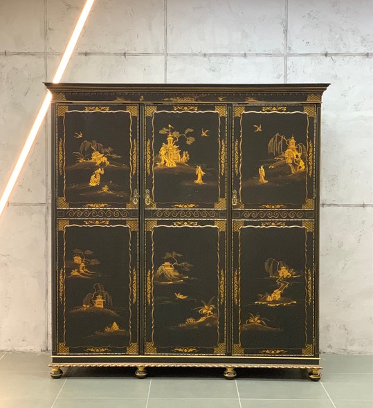 Antique chinoiserie cabinet