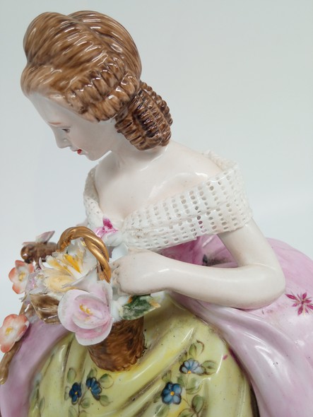 Винтажная статуэтка «Девушка с цветами»