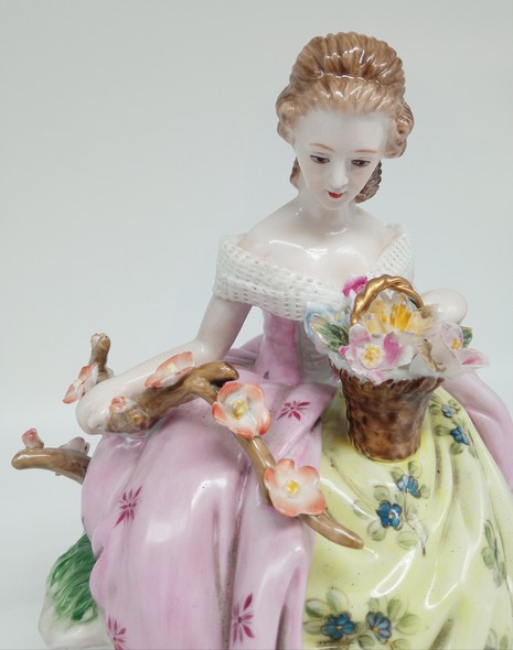 Винтажная статуэтка «Девушка с цветами»