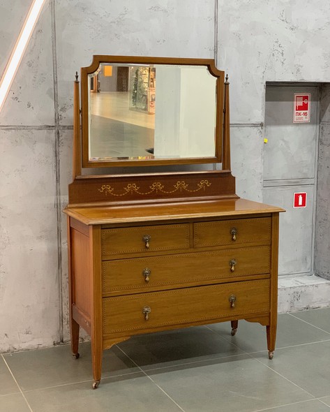 Antique dressing table with mirror