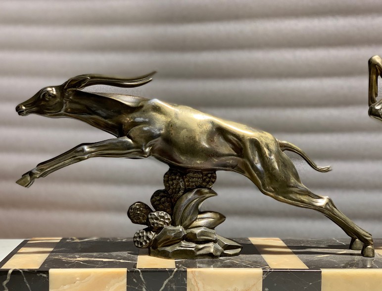 Антикварная скульптура «Охота на антилоп»