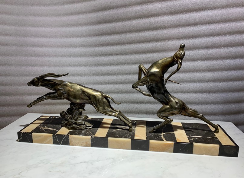 Антикварная скульптура «Охота на антилоп»