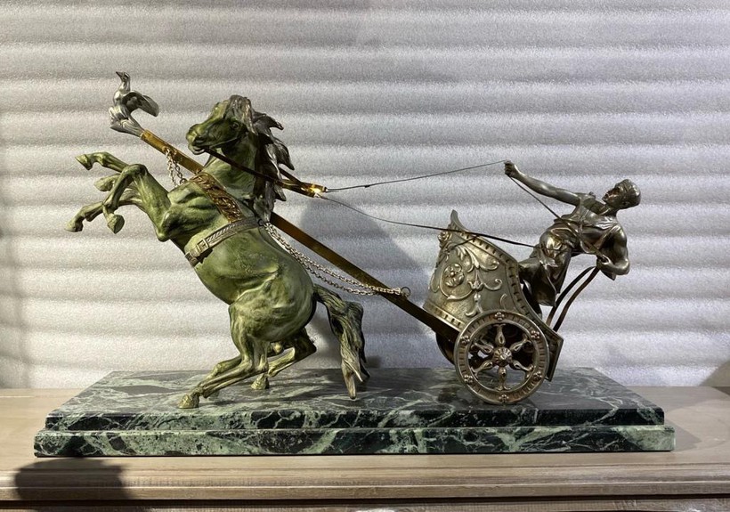 Antique sculpture "Roman Chariot"