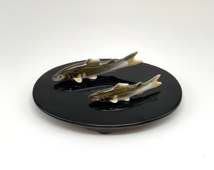 Антикварная скульптура 
"Две рыбки кои"