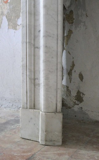 Элегантный старинный камин из мрамора